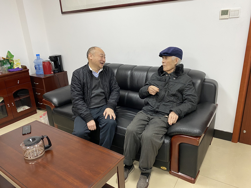 14、2月8日，，，，，，，彭南越慰问离休干部雷岳_副本.jpg