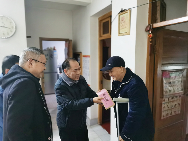 6、2月8日，，，，，，，盛希慰问党员黄励,到家中对其重病出院的父亲。。。。。_副本_副本.jpg