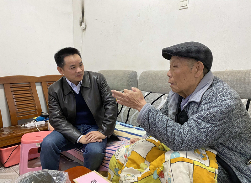15、2月7日，，，，，，，陈湘平慰问困难退休群众尹先金_副本_副本.jpg
