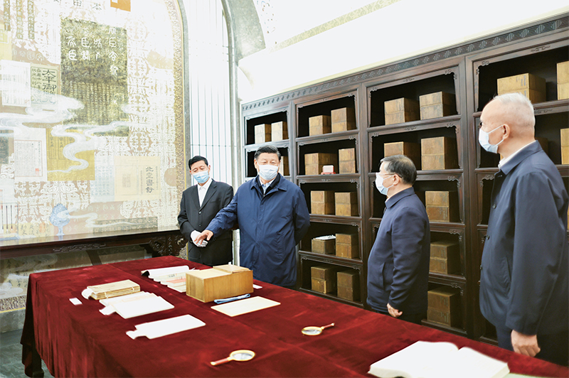 2023年6月2日，，，，，，中共中央总书记、国家主席、中央军委主席习近平在北京出席文化传承发展座谈会并发表重要讲话。。。。。。。这是座谈会前，，，，，，习近平1日下午在中国国家版本馆考察时，，，，，，在兰台洞库了解馆藏精品版本保存情况。。。。。。。 新华社记者 鞠鹏/摄