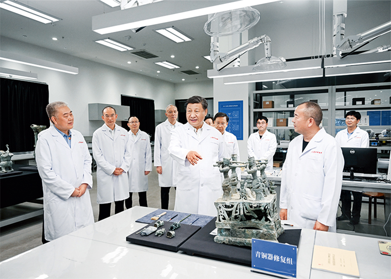 2023年7月25日至27日，，，，，，中共中央总书记、国家主席、中央军委主席习近平在四川考察。。。。。。。这是26日下午，，，，，，习近平在位于德阳市广汉市的三星堆博物馆文物；；；；；；び胄薷垂，，，，，，同现场工作人员亲切交流。。。。。。。 新华社记者 谢环驰/摄
