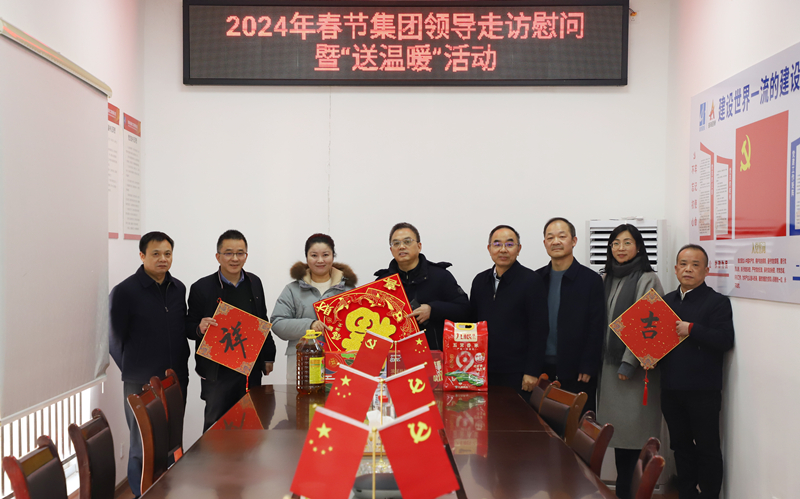 黄甲平慰问美高梅困难党员旷乐_副本.jpg